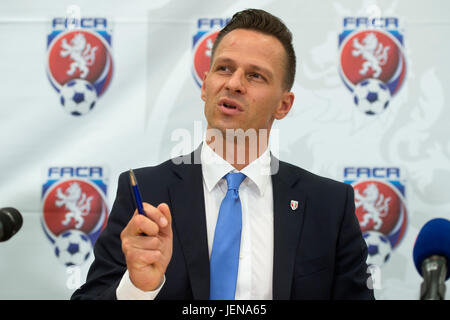 Il segretario generale del FACR Rudolf Repka assiste la conferenza stampa all'interno della associazione di calcio della Repubblica ceca per la riunione del comitato a Praga, nella Repubblica ceca il 27 giugno 2017. (CTK foto/Michal Kamaryt) Foto Stock