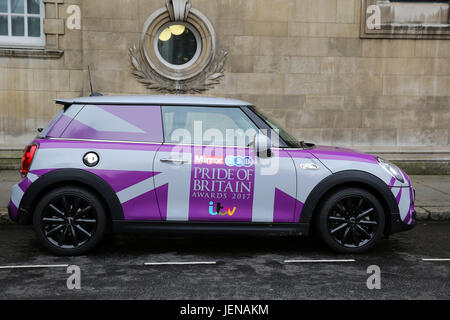 Londra, Regno Unito. Il 27 giugno, 2017. Daily Mirror Pride of Britain photocall di Westminster. Il Daily Mirror Pride of Britain Awards, in partnership con TSB, sarà su ITV in ottobre Credito: Dinendra Haria/Alamy Live News Foto Stock