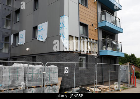 Swansea, Regno Unito. Il 27 giugno, 2017. Il nuovo lavoro di rivestimento continua a corte Clyne, Sketty, Swansea. Swansea consiglio ha deciso di avviare il test su sette di undici blocchi a torre. Credito: Gareth Llewelyn/Alamy Live News. Foto Stock