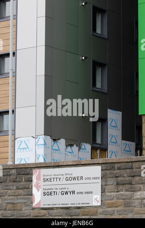 Swansea, Regno Unito. Il 27 giugno, 2017. Il nuovo lavoro di rivestimento continua a corte Clyne, Sketty, Swansea. Swansea consiglio ha deciso di avviare il test su sette di undici blocchi a torre. Credito: Gareth Llewelyn/Alamy Live News. Foto Stock