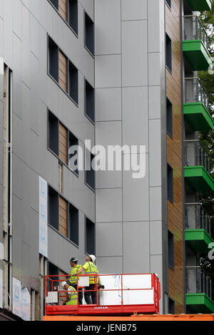 Swansea, Regno Unito. Il 27 giugno, 2017. Il nuovo lavoro di rivestimento continua a corte Clyne, Sketty, Swansea. Swansea consiglio ha deciso di avviare il test su sette di undici blocchi a torre. Credito: Gareth Llewelyn/Alamy Live News. Foto Stock