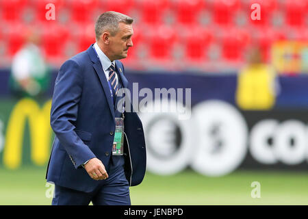 Tychy, Polonia. Il 27 giugno, 2017. Inglese allenatore Aidy Boothroyd passeggiate nello stadio davanti a uomini della U21 al campionato europeo di semi-finale match tra Inghilterra e Germania che si svolge presso il Miejski Tychy stadium di Tychy, Polonia, 27 giugno 2017. Foto: Jan Woitas/dpa-Zentralbild/dpa/Alamy Live News Foto Stock