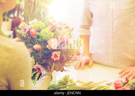 Chiusura del fioraio donna e uomo al negozio di fiori Foto Stock