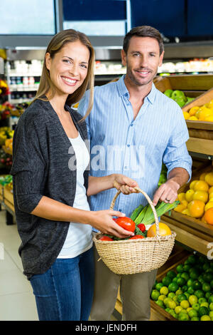 Coppia felice di fare la spesa Foto Stock