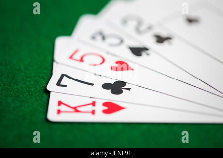 Mano di Poker di carte da gioco sul verde panno casinò Foto Stock