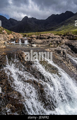 Cascata di fata piscine nella parte anteriore del Black Cuillin in Glen fragili sull'Isola di Skye, Highlands scozzesi, Scotland, Regno Unito Foto Stock