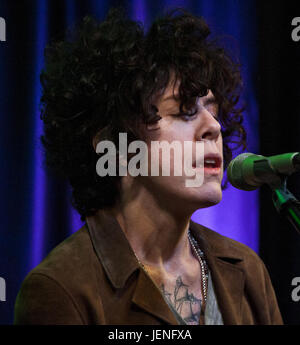 Bala Cynwyd, PA, Stati Uniti d'America. 31 Maggio, 2017. American Singer-Songwriter LP visita Radio 104.5's teatro delle prestazioni. Foto Stock