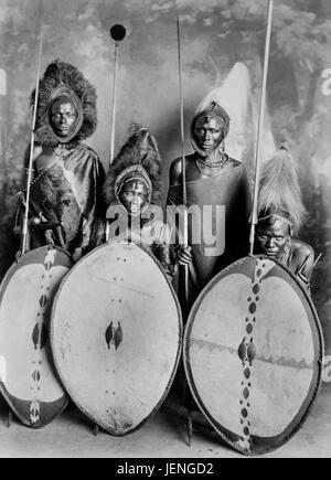 Quattro guerrieri Masai in piena guerra abito, Kenya, 1900 Foto Stock