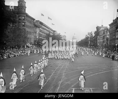 Ku Klux Klan marciando verso il basso Pennsylvania Avenue a Washington DC, USA, Harris & Ewing, Settembre 1926 Foto Stock
