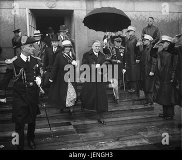 Il presidente Herbert Hoover e la moglie, Lou Henry Hoover, ritratto nella pioggia, Washington DC, Stati Uniti d'America, Harris & Ewing, 1932 Foto Stock