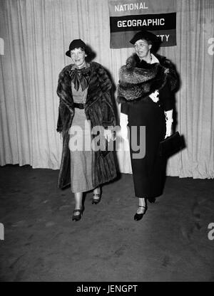 Amelia Earhart e la First Lady Eleanor Roosevelt, Ritratto frequentando National Geographic Society Evento, Harris & Ewing, 1935 Foto Stock