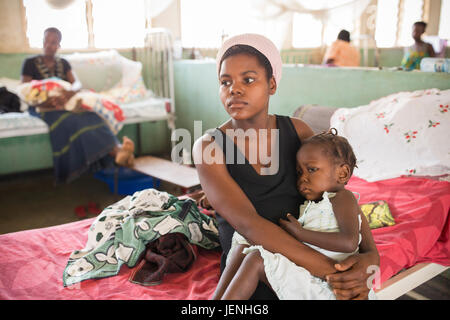 Il resto dei pazienti in reparti di degenza di un ospedale meno servite in Bundibugyo, Uganda. Foto Stock