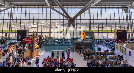 Aeroporto di heathrow Londra Inghilterra Regno Unito - Sala Partenze del Terminal 5 Foto Stock