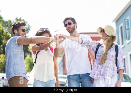 Anca gli amici mettendo le mani insieme Foto Stock