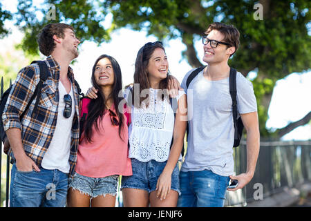 Amici dell'anca avente una simpatica conversazione Foto Stock