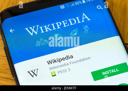 Un primo piano sulla Wikipedia installazione dello schermo su uno smartphone Foto Stock
