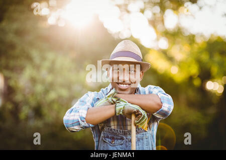 Uomo sorridente in giardino Foto Stock