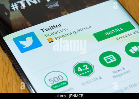 Un primo piano sull'applicazione Twitter installazione dello schermo su uno smartphone Foto Stock