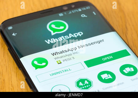 Un primo piano sulla WhatsApp installazione dello schermo su uno smartphone Foto Stock