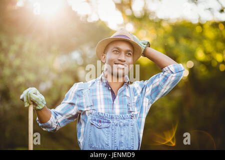 Uomo sorridente in giardino Foto Stock