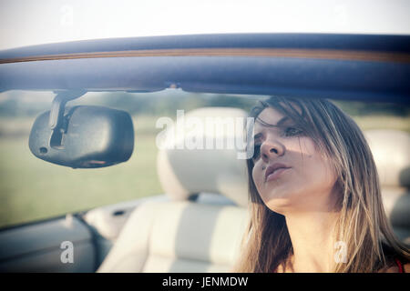 La ragazza è riflessa nello specchietto retrovisore convertibili Foto Stock