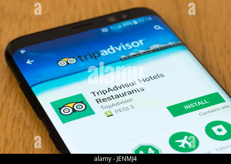 Un primo piano sull'applicazione TripAdvisor installazione dello schermo su uno smartphone Foto Stock