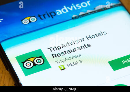 Un primo piano sull'applicazione TripAdvisor installazione dello schermo su uno smartphone Foto Stock
