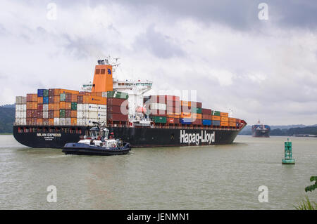 Contenitore nave cargo nel Canale di Panama con rimorchiatore Foto Stock