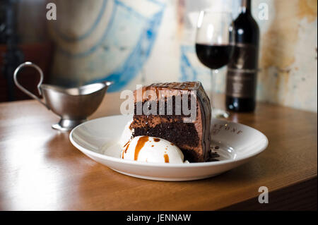 LKM 4579 1.15 Torta, EJD Redstone American Grill Torta al cioccolato e vino rosso Foto Stock