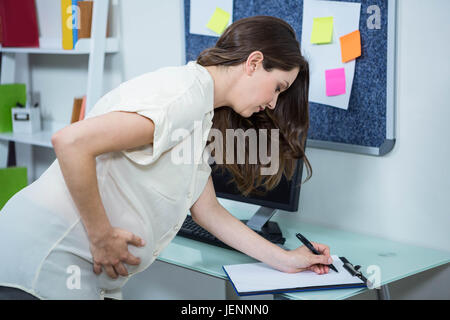 Donna incinta iscritto negli appunti Foto Stock