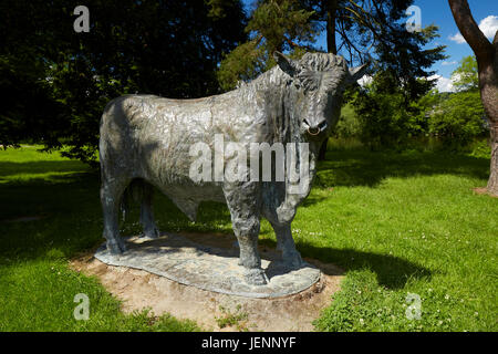 Scultura di Welsh Black Bull da Gavin Fifieldin Builth Wells Powys Wales UK Foto Stock