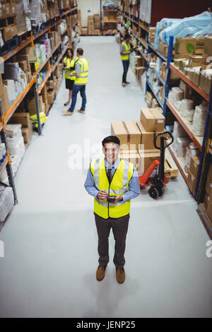 Lavoratore di magazzino tramite scanner a mano Foto Stock