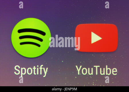 Un primo piano di Spotify e YouTube app su una schermata dello smartphone Foto Stock