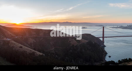 Vista sulle montagne di strade con il Golden Gate Bridge in background Foto Stock