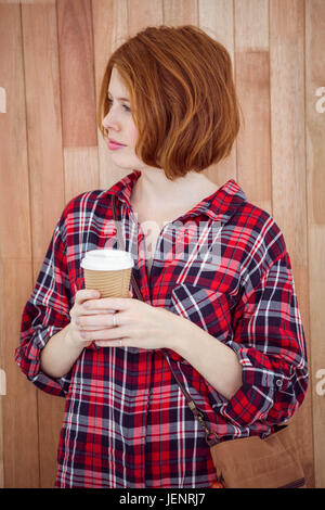 Bella donna parigamba tenendo una tazza di caffè Foto Stock