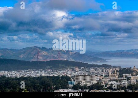 Vista del Golden Gate Bridge da Twin Peaks Hill Foto Stock