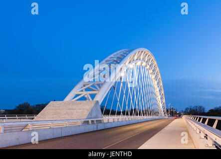 Il ponte Burgoyne o San Paolo Street bridge che abbraccia 300m attraverso una valle fluviale e passa oltre 12 Mile Creek e l'autostrada 406 in al crepuscolo. Foto Stock