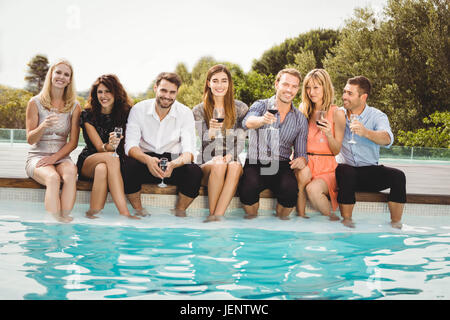 I giovani seduti in piscina Foto Stock