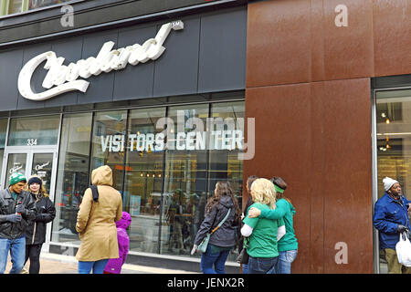 I pedoni camminano vicino al centro visitatori della città di Cleveland su Euclid Avenue nel centro di Cleveland, Ohio, USA in un freddo pomeriggio di marzo. Foto Stock