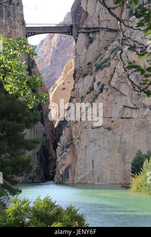 Bella cartolina con il fiume guadalorce passando sotto il ponte della gola del gaitanes in Il Caminito del Rey, malaga, Spagna Foto Stock