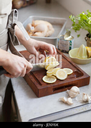 Donna al limone per affettare Foto Stock