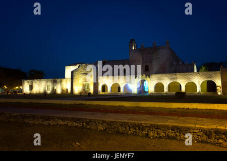 Storico monastero nel centro storico di Valladolid, Messico come visto durante la notte Foto Stock