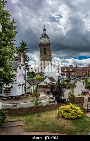 UPTON SU SEVERN, Regno Unito - 25 giugno: The Plough Inn e l'iconica Pepperpot in riverside città di Upton su Severn. Foto Stock