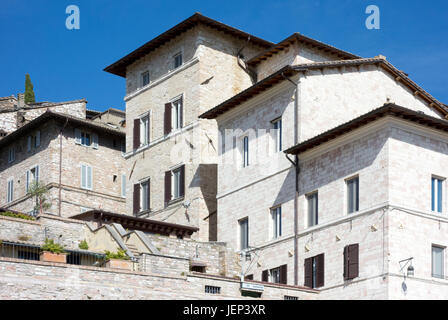 Case lungo la piazza della Basilica di San Francesco di Assisi, Italia, molla, 2017. Foto Stock