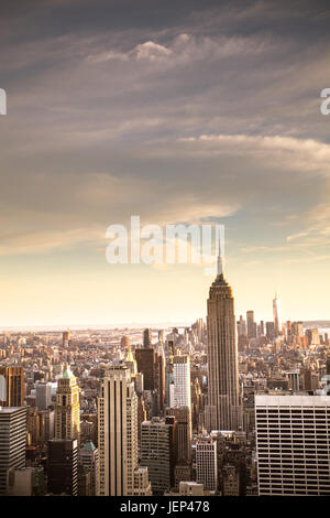 Vista della città di New York skyline visto da Midtown Manhattan cercando downtown. Questa immagine ha tono vintage filtro. Foto Stock