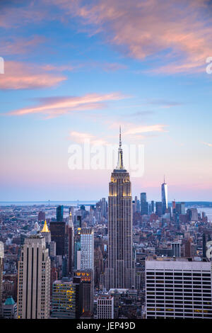 Vista al tramonto del New York City visto da Midtown Manhattan guardando verso il centro, Foto Stock