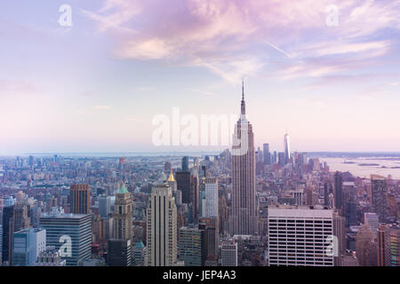 Vista al tramonto del New York City visto da Midtown Manhattan guardando verso il centro, Foto Stock