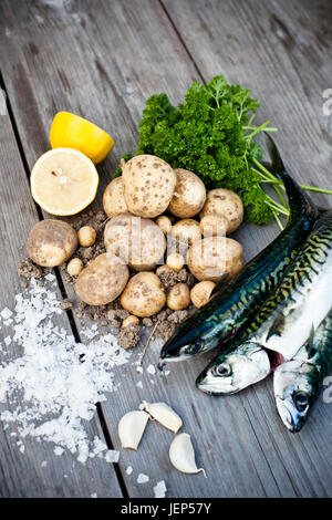 Cibo crudo su sfondo di legno Foto Stock