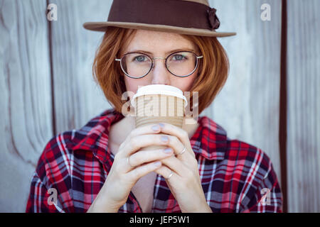 Bella donna tanga di bere il caffè Foto Stock