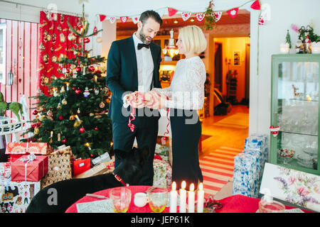 Metà adulto giovane a Natale Foto Stock